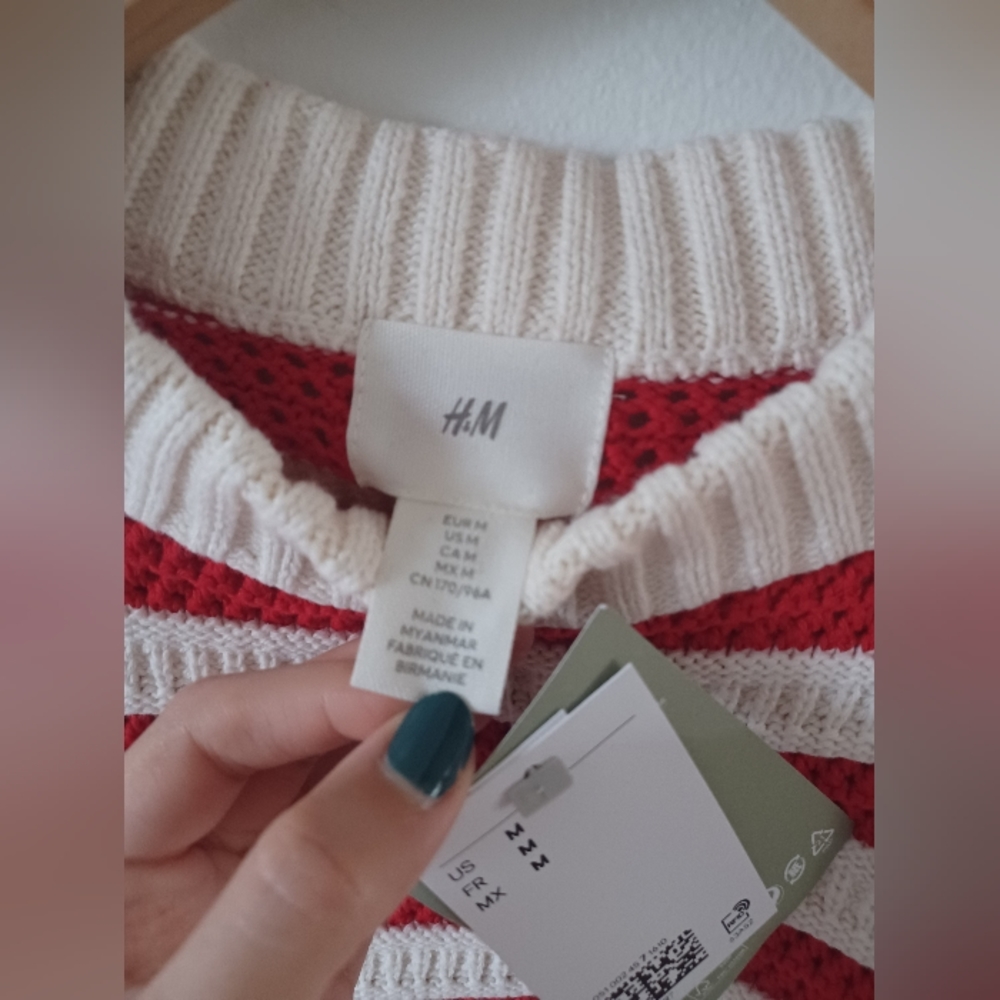 🆕️NWT H&M Hole-knit Sweater in 'Red/striped', Size Medium - Picture 14 of 16